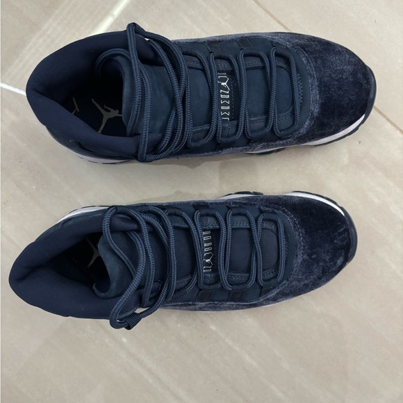 women’s air jordan 11 retro midnight navy velvet size 8 - Picture 2 of 4